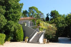 dom ze schodami prowadzącymi do niego w obiekcie Hotel Les Mazets Des Roches w mieście Tarascon