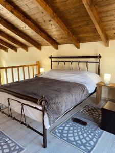 uma cama grande num quarto com tecto em madeira em Polar chalet em Kalívia