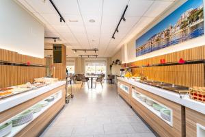 ein Restaurant mit Tischen und Gerichten in der Unterkunft Vistamar Hotel Luxury Wellness By DLV -Adults Only- in Villajoyosa