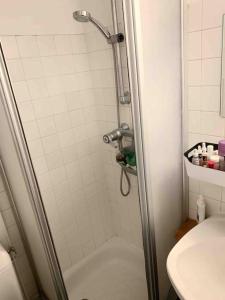 W łazience znajduje się prysznic, toaleta i umywalka. w obiekcie Studio charmant au cœur de Paris ! w Paryżu