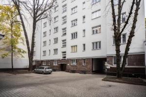 un'auto parcheggiata di fronte a un grande edificio bianco di Old Town Heart XII - Poznańska Luxury Loft a Varsavia