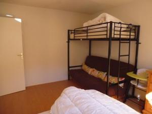 Appartement La Mongie, 2 pièces, 8 personnes - FR-1-404-67にある二段ベッド