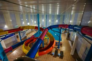 un parque infantil interior con una montaña rusa colorida en GRAND HOTEL SOGDIANA, en Samarkand