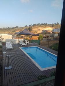 Kolam renang di atau di dekat Linda cabaña interior con piscina y entrada independiente en concon