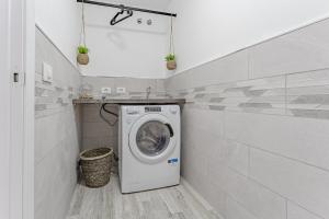 埃爾梅達諾的住宿－TULUM MEDANO BEACH，洗衣房配有洗衣机和烘干机