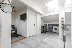 een witte woonkamer met een deur en een tv bij MBA Splendide Appart - Banlieue Est Paris - PSB3 in Pavillons-sous-Bois