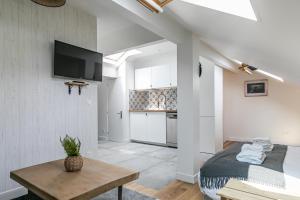 een kamer met een bed, een tafel en een keuken bij MBA Splendide Appart - Banlieue Est Paris - PSB3 in Pavillons-sous-Bois