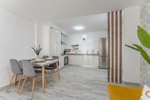 uma cozinha e sala de jantar com mesa e cadeiras em TULUM MEDANO BEACH em El Médano