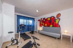 Fitness centrum a/nebo fitness zařízení v ubytování XENOS VILLA 2 with a private pool,near the sea
