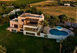uma vista aérea de uma casa com piscina em XENOS VILLA 2 near the sea em Tigaki