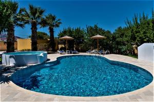 Bazén v ubytovaní XENOS VILLA 2 with a private pool,near the sea alebo v jeho blízkosti + 37 fotografií