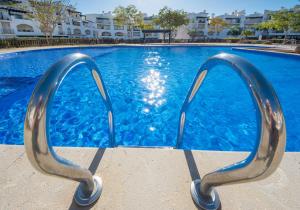 une piscine avec deux poignées métalliques dans l'établissement Casa Esturion A-Murcia Holiday Rentals Property, à Roldán