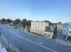 une rue vide dans une petite ville avec des bâtiments dans l'établissement 44-Wolnosci - DeerRest Apart, à Jelenia Góra
