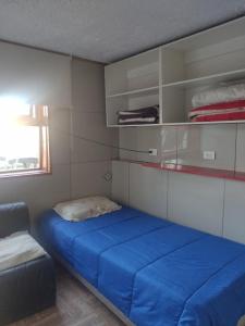 康康的住宿－Linda cabaña interior con piscina y entrada independiente en concon，一间小卧室,配有蓝色的床和椅子
