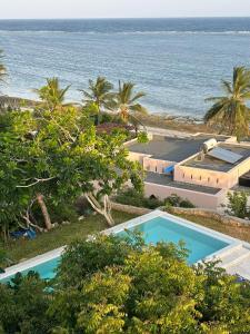 una vista aérea de un complejo con piscina y el océano en Casa di Kasa, en Vipingo