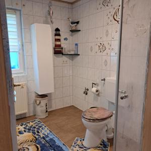 La salle de bains est pourvue de toilettes. dans l'établissement Fewo Seerose, à Zempin