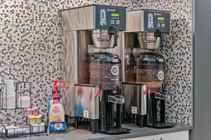 Extended Stay America Premier Suites - Fort Myers - Airport في فورت مايرز: وجود آلة لصنع القهوة في الأعلى على منضدة