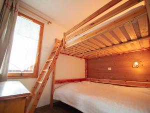 ヴァルモレルにあるAppartement Valmorel, 3 pièces, 6 personnes - FR-1-291-816のベッドルーム1室(二段ベッド2台、窓付)が備わります。