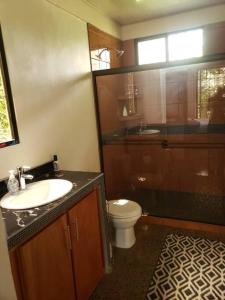 ein Bad mit einem Waschbecken und einem WC in der Unterkunft Loma Linda Sarapiquí Casa Nueva NEW HOUSE 3bed/2bath in Tirimbina