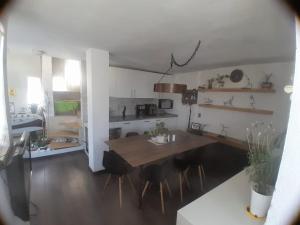 a kitchen with a table and chairs in a room at Casa Bosques in Cuautitlán Izcalli