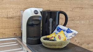 a counter with a coffee maker and a basket of chips at House of truelove/mountain pearl/45 to Verona in Bosco Chiesanuova