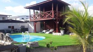 una casa con piscina en un patio en parijs suites, en Paramaribo