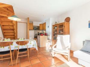 een keuken en eetkamer met een tafel en stoelen bij Charmant Duplex 3 Pièces avec Mezzanine, Balcon et Proximité Pistes - 6 Couchages - FR-1-330F-138 in Le Monêtier-les-Bains +12 foto's