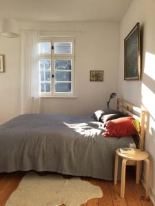 a bedroom with a bed and a window at Haus vor dem Schöneberger Tor in Hofgeismar