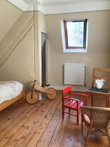 a bedroom with a bed and a table and chairs at Haus vor dem Schöneberger Tor in Hofgeismar