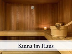 a room with a plant sitting in a sauna at Blumenvilla 4 mit Küche, Balkon, Sauna und Garten in Schneverdingen