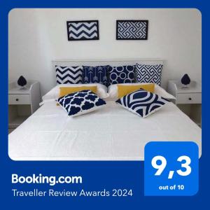 ein Schlafzimmer mit einem Bett mit blauen und weißen Kissen in der Unterkunft Casa Fiorella - Casa indipendente centro Anacapri in Anacapri