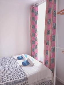 um quarto com uma cama com duas toalhas em Alfama Valle em Lisboa