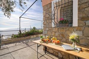 - une table avec des fruits sur le balcon dans l'établissement Gli Orti sul mare 1, à Bordighera