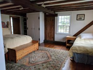 een slaapkamer met 2 bedden en een raam bij Chatham Family retreat:Tennis,water views&access! in Chatham