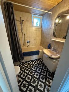 デュッセルドルフにあるFairpartement Düsseldorfの浴槽、洗面台、トイレを備えたバスルーム