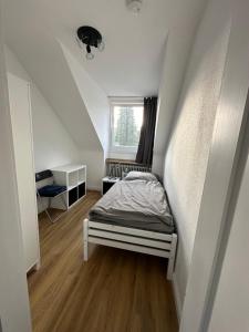 デュッセルドルフにあるFairpartement Düsseldorfのベッドと窓のある小さな寝室