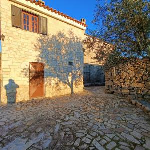a building with a door on the side of it at Quinta das Amendoeiras in Meda