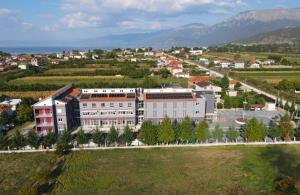 una vista aerea di una città con un grande edificio di Kompleksi CFN ALBANIA a Pogradec