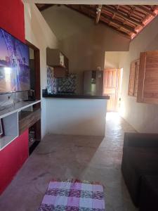 a room with a kitchen and a living room at Casa de Andressa in Morro dʼAnta