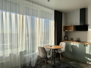 um quarto com uma mesa e cadeiras e uma janela em Be The One Hotel em Kiev