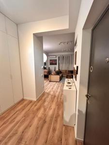 an empty living room with a kitchen and a living room at Apartament Anca in Sibiu