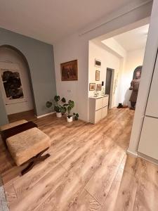 a large living room with a wooden floor at Apartament Anca in Sibiu