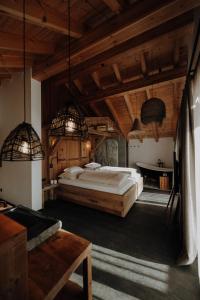 Кровать или кровати в номере Bergchalets Gut Wenghof