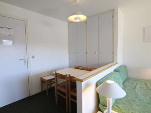een kleine kamer met een tafel en een bed bij Appartement cosy 4 pers, navette proche, balcon - Alpe d'Huez - FR-1-405-166 in Huez