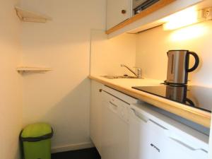 een kleine keuken met een aanrecht en een wastafel bij Appartement cosy 4 pers, navette proche, balcon - Alpe d'Huez - FR-1-405-166 in Huez