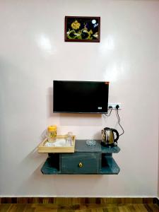 TV a/nebo společenská místnost v ubytování Trilok Residency - Dashashwamedh Varanasi