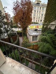 Il dispose d'un balcon offrant une vue sur le jardin et le bâtiment. dans l'établissement Paris Auteuil/Rolland Garros, à Boulogne-Billancourt