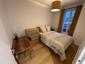 - une chambre avec un lit, un bureau et une fenêtre dans l'établissement Paris Auteuil/Rolland Garros, à Boulogne-Billancourt