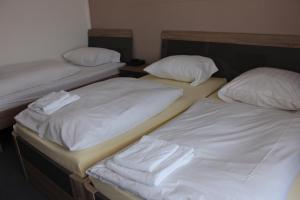 Cama o camas de una habitación en Airport-Hotel zum Taubengrund