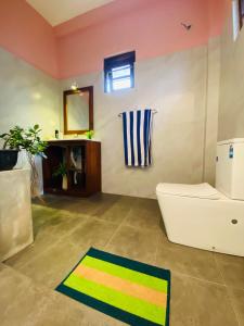 瓦都瓦的住宿－Erin Orr Villa，一间带卫生间和水槽的浴室